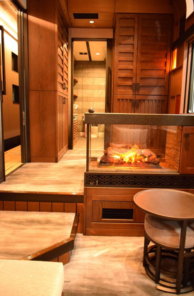 東日本旅客鉄道　E001形