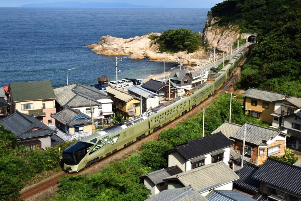 JR East Series E001 TRAIN SUITE Shikishima