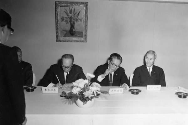 帝国車輛工業との合併調印の様子